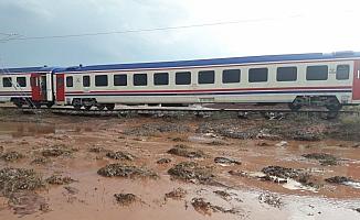Kırıkkale'de sel nedeniyle tren seferi durdu