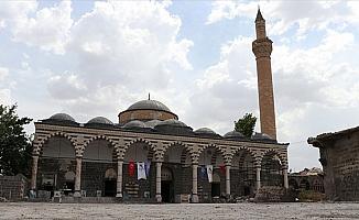 PKK'lıların yaktığı tarihi camiyi devlet ayağa kaldırıyor