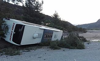 Traktörle çarpışan yolcu otobüsü devrildi: 27 yaralı
