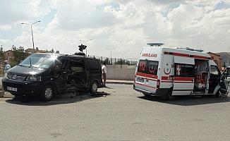 Ambulans kavşakta bekleyen minibüse çarptı: 5 yaralı