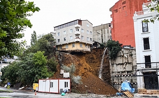 Beyoğlu'ndaki bina çöktü