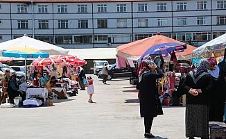 Beyşehir'de anneler pazarında ilk satış yapıldı