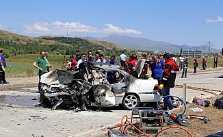 GÜNCELLEME 2 - Sivas'ta iki otomobil çarpıştı: 5 ölü, 5 yaralı