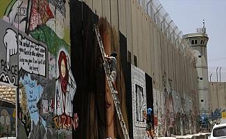 İsrail 'Filistinli cesur kız'ın resmini çizen İtalyan graffiti sanatçılarını sınır dışı etti