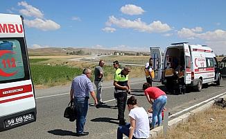 Sivas'ta otomobil ile traktör çarpıştı: 5 yaralı