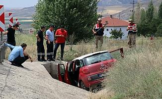 Sivas'ta otomobil menfeze düştü: 5 yaralı
