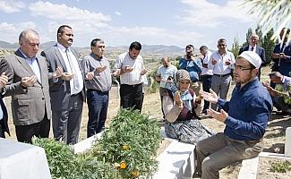 Türk-İş heyeti 15 Temmuz şehidinin mezarını ziyaret etti
