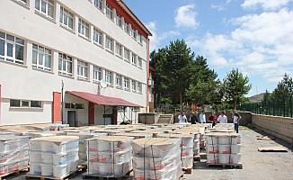 Zara'daki okullara 35 ton boya desteği