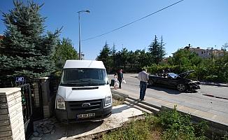 Ankara'da minibüs ile otomobil çarpıştı: 5 yaralı
