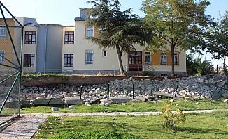 Beyşehir'de okulun istinat duvarı çöktü