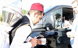 Çankırı'da sürücü ve yolculara kaya tuzu ve kızılcık ekşisi ikramı