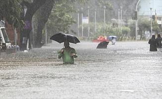 Hindistan'daki yağışlar can almaya devam ediyor