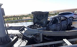 Kaza yapan otomobil yanarak kül oldu