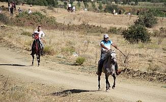 Sanatçıların köyünde rahvan at yarışları yapıldı