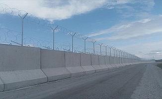 Sınırlara modüler beton duvar ve tel önlemi