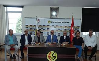 Vali Özdemir Çakacak'tan Eskişehirspor'a ziyaret