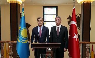 Akar, Kazakistan Savunma Bakanı Ermekbayev ile görüştü