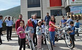 Akşehir'de sabah namazına giden 520 çocuğa bisiklet hediye edildi