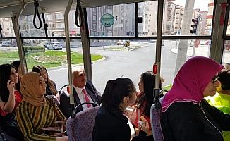 Başkan Özkan halk otobüsünde vatandaşı dinledi