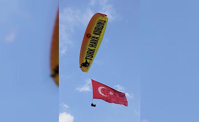 Beypazarı'nda paraşüt gösterisi yapıldı