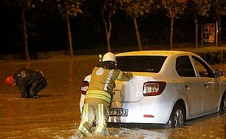 İstanbul'da yağış nedeniyle araçlar mahsur kaldı