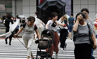 Japonya'da Jebi tayfunu hayatı felç etti