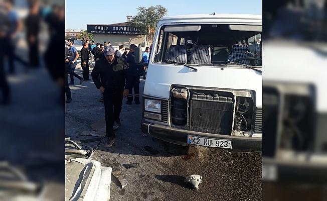 Konya'da minibüsle kamyonet çarpıştı: 1 ölü, 8 yaralı