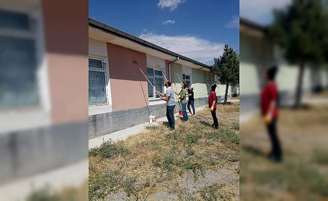 Nevşehir'de okulu gönüllü öğretmenler boyadı
