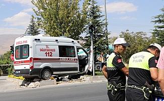 Niğde'de ambulans ile otomobil çarpıştı: 4 yaralı
