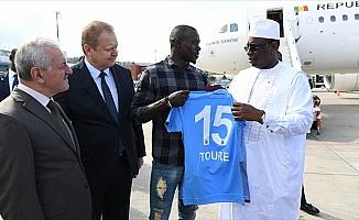 Trabzonsporlu Toure'den Senegal Cumhurbaşkanına forma