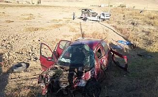 Aksaray'da hafif ticari araçla otomobil çarpıştı: 1 ölü, 5 yaralı