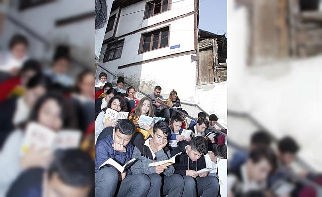 Ankara'da öğrencilerden kitap okuma etkinliği