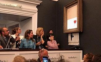 Banksy'nin 'Balonlu Kız' tablosu kendi kendini imha etti