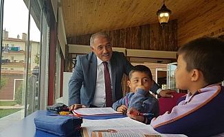 Başkan Özkan, Millet Kıraathanesini ziyaret etti