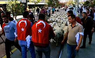 Çobanlar koyun sürüsüyle caddelerden geçti