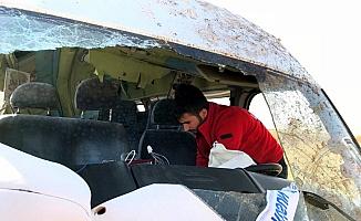 Kayseri'de düzensiz göçmenleri taşıyan minibüs devrildi: 2 ölü, 19 yaralı