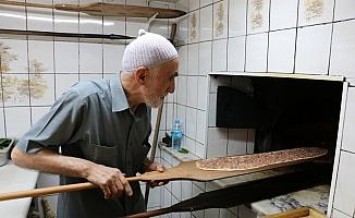 Konya'nın 62 yıllık etli ekmek ustası