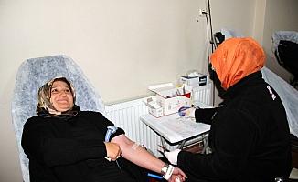 AK Parti Suşehri Kadın Kolları'ndan kan bağışı