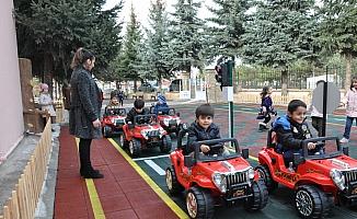 Anaokulu öğrencilerine uygulamalı trafik eğitimi