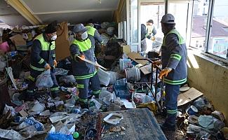 Karaman'da bir evden 8 kamyon çöp çıkarıldı