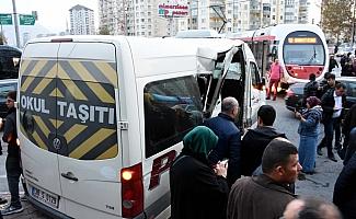 Kayseri'de tramvayla okul servisi çarpıştı: 4 yaralı