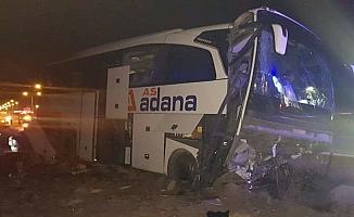 Niğde'de yolcu otobüsü refüje çarptı: 20 yaralı