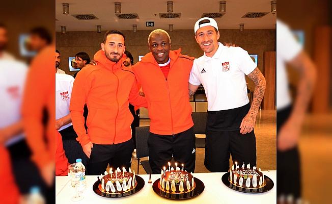 Sivasspor'da 3 futbolcuya sürpriz doğum günü kutlaması