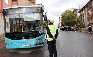 Sivas'ta halk otobüsü ile otomobil çarpıştı