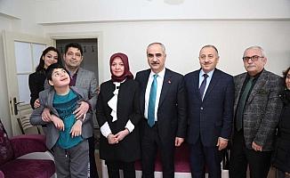 Belediye Başkanı Aydın, engellileri evlerinde ziyaret etti