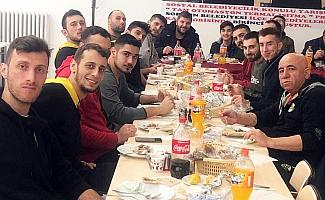 Belediye Başkanı Gürbüz'den sporculara yemek