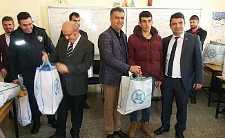 Derebucak'ta öğrencilere kışlık bot desteği