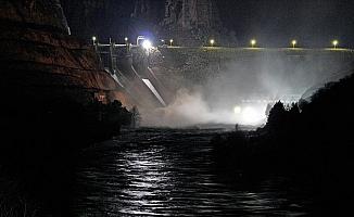 Dicle Barajı'nın kapaklarından biri yağış nedeniyle koptu