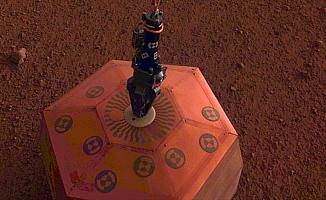 InSight Mars yüzeyine depremölçer indirdi