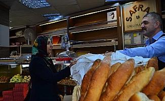 İstanbul'da ekmekler paylaşılıyor